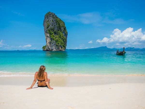 Frau am Strand. Poda Island. Thailand — Stockfoto