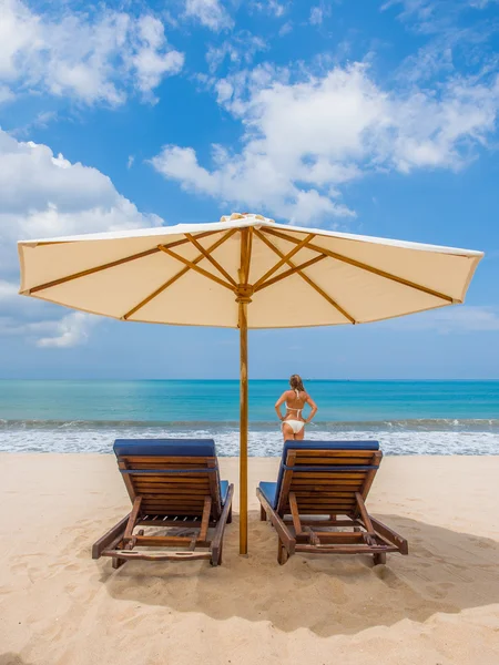 Meisje hebben een seizoensgebonden wintervakantie op het strand — Stockfoto