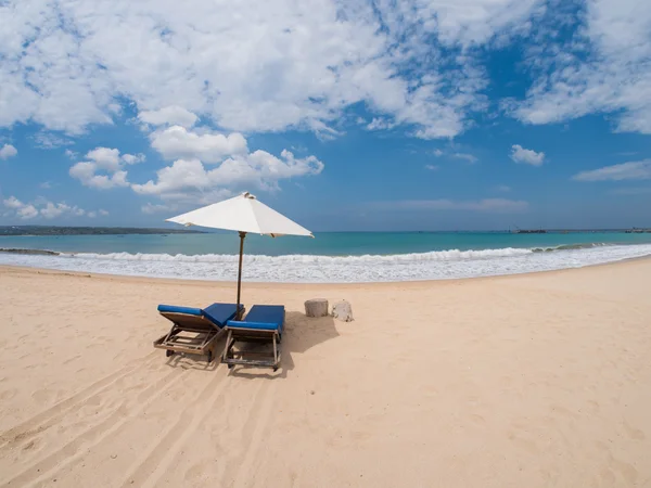 Relaxing couch chairs with parasol on white sandy Beach — Stock Photo, Image