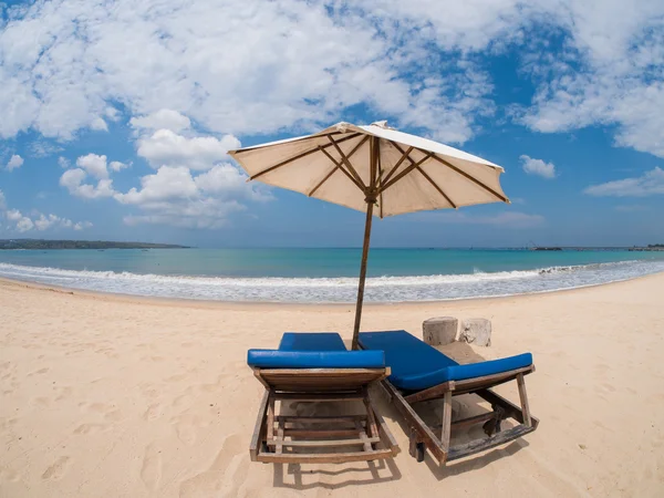 放松与阳伞在白色沙滩上的沙发椅子 — 图库照片