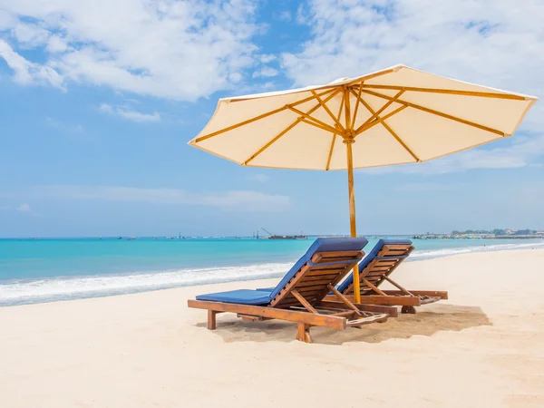 Relaxing couch chairs with parasol on white sandy Beach — Stock Photo, Image