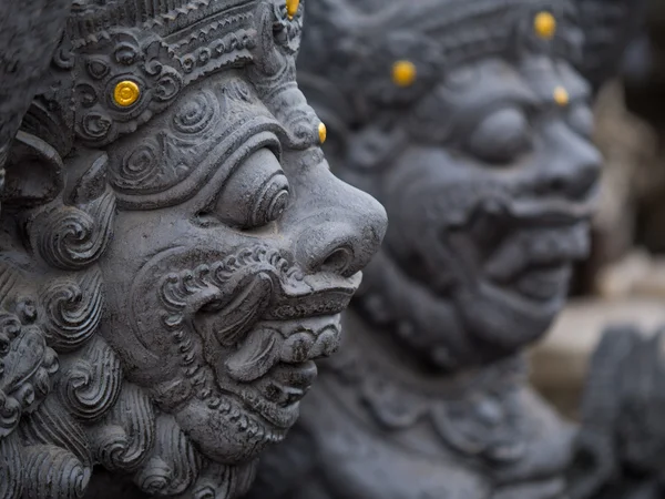 Stenskulptur på entrédörren i templet i Bali — Stockfoto