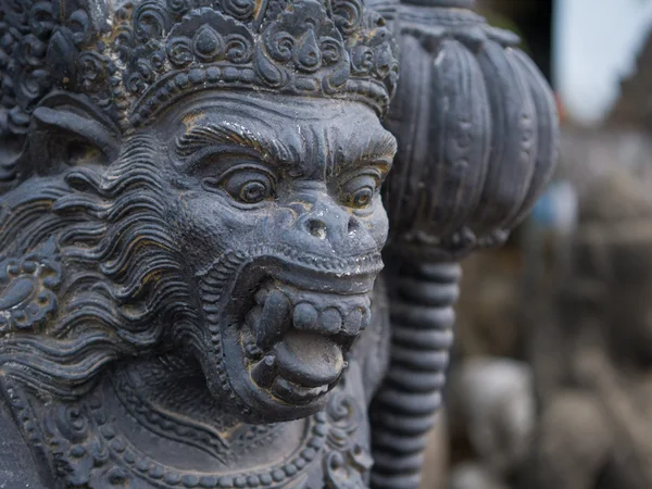 Stenskulptur på entrédörren i templet i Bali — Stockfoto