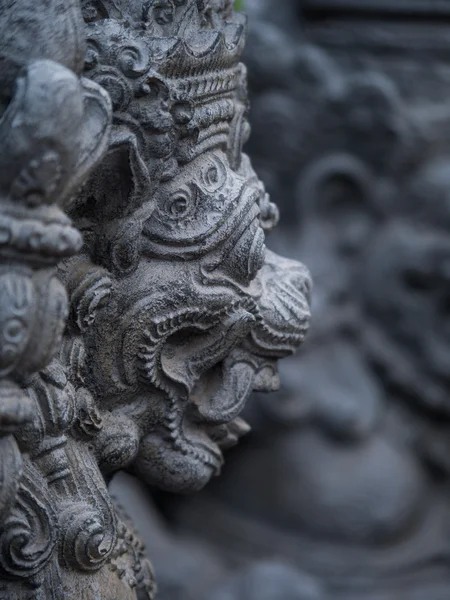 Різьблення по каменю на вхідні двері храму на Балі — стокове фото