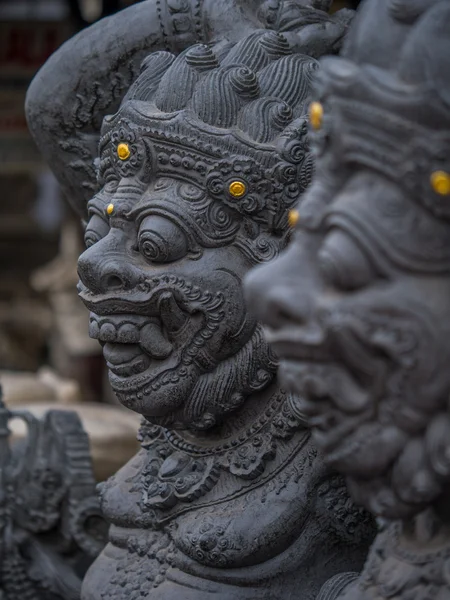 Stenskulptur på entrédörren i templet i Bali — Stockfoto