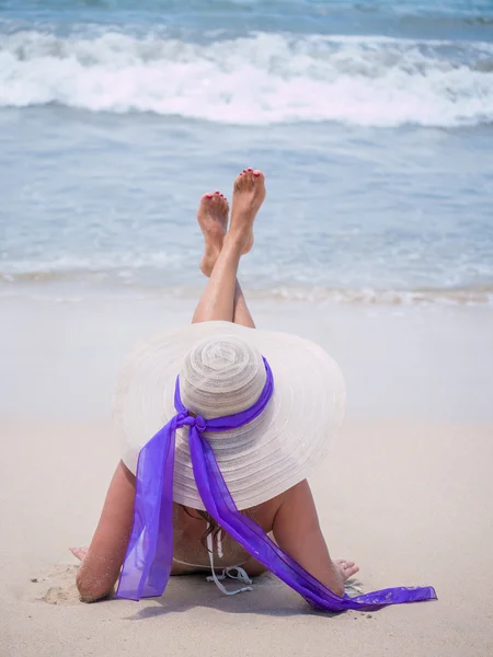 Schöne Frau am Strand. — Stockfoto