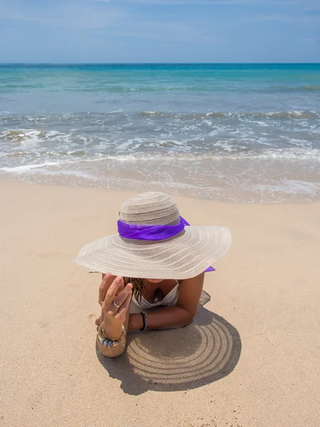 Bela mulher na praia. — Fotografia de Stock