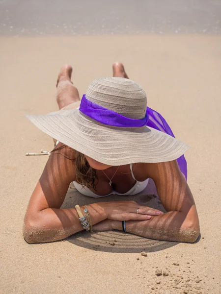 Schöne Frau am Strand. — Stockfoto