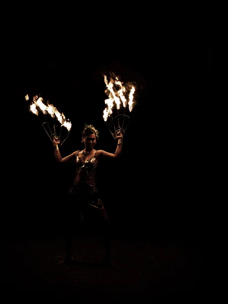 Танцовщица огня в традиционном костюме — стоковое фото