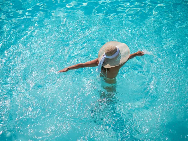 Giovane donna con un cappello di paglia — Foto Stock