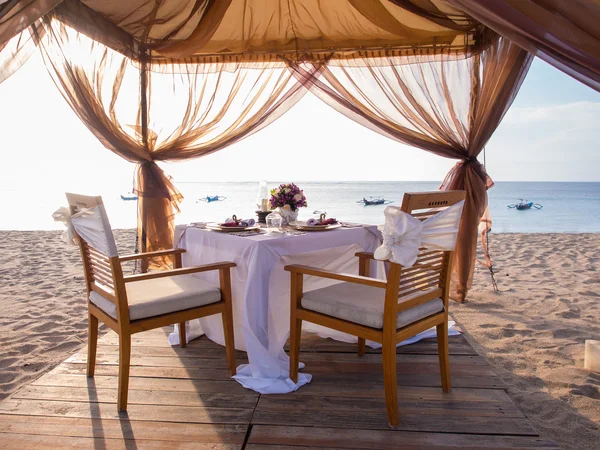 Romantisches Abendessen am Strand — Stockfoto