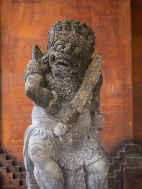 Giriş kapısı Bali tapınağın üzerinde taş heykel 