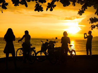 Aonang Krabi günbatımında seyreden 