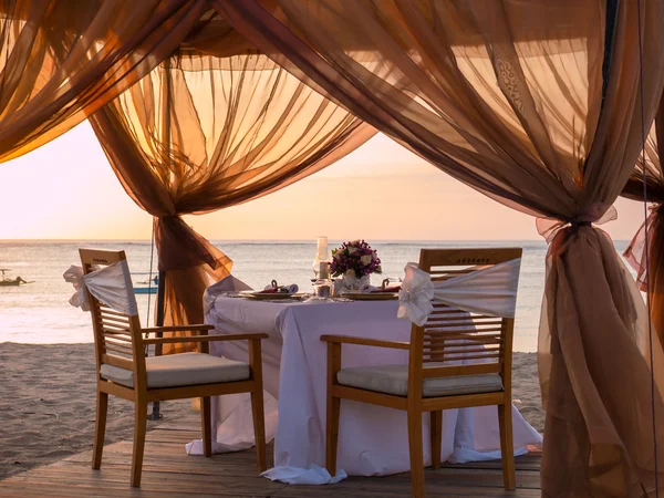 Romantisk middag inställningen på stranden — Stockfoto
