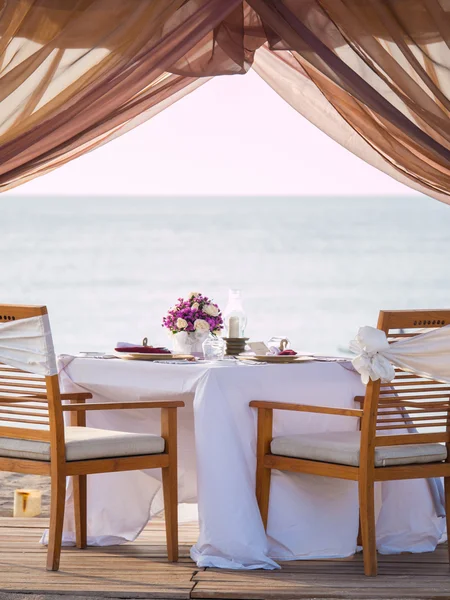 Romantisk middag inställningen på stranden — Stockfoto