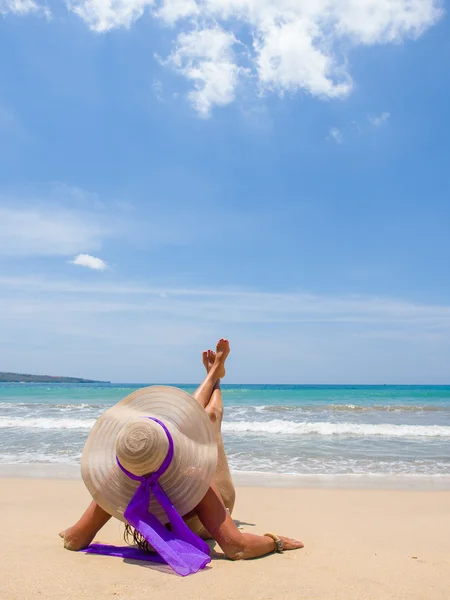 Donna sulla spiaggia di Bali — Foto Stock