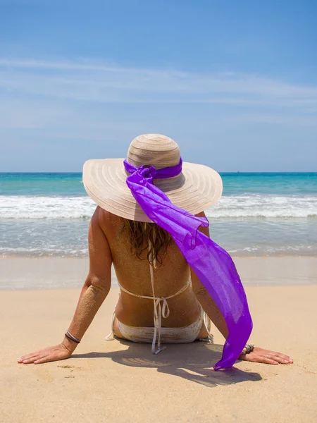 Donna sulla spiaggia di Bali — Foto Stock