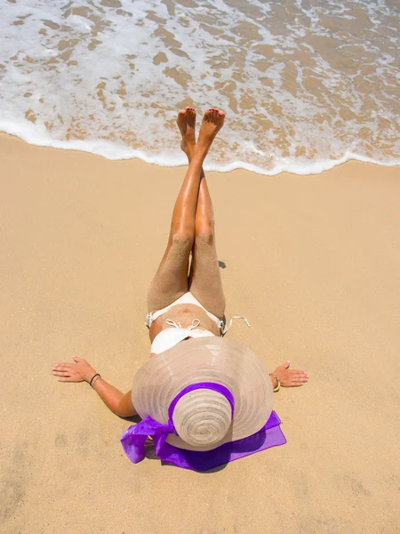 Женщина на пляже на Бали — стоковое фото