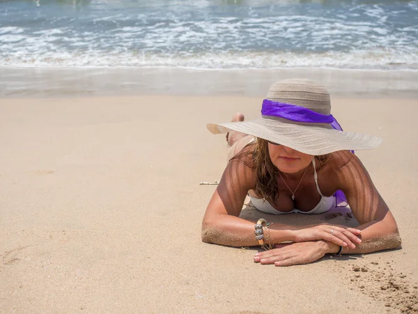 Bela mulher na praia. — Fotografia de Stock