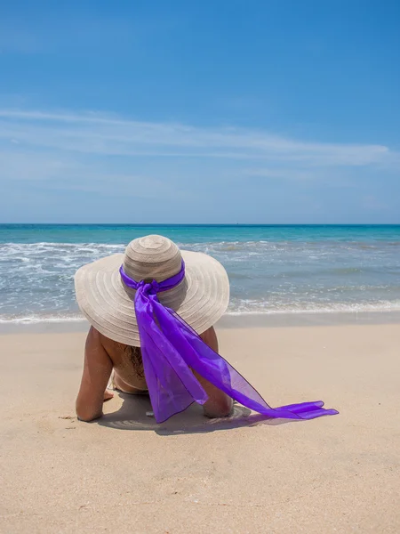 Hermosa mujer en la playa. —  Fotos de Stock