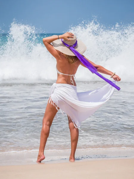 Mooie vrouw op het strand. — Stockfoto