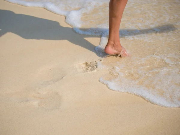 Primo piano di gambe di donna sulla riva del mare — Foto Stock