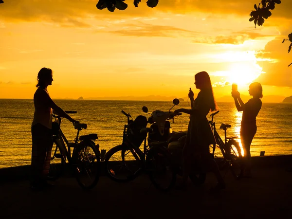 Lidí dívat na západ slunce v Krabi Ao — Stock fotografie