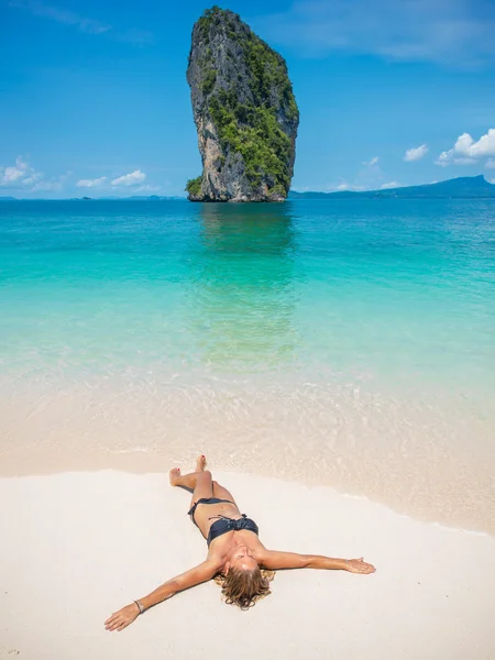 Hermosa mujer en la playa. — Foto de Stock