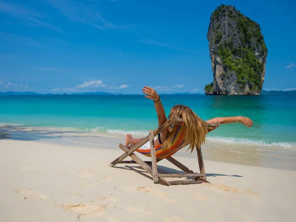 Bella donna sulla spiaggia. — Foto Stock