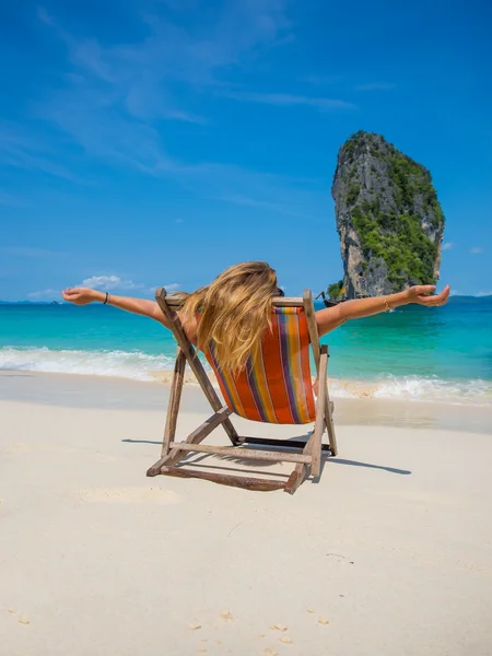 Bela mulher na praia. — Fotografia de Stock