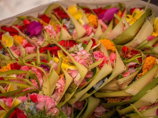 Balinesiske ofringer til guder på Bali med blomster og aromatisk sti - Stock-foto