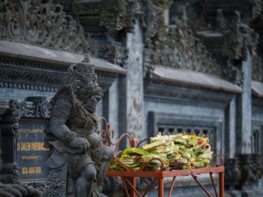 Bahçe heykel Bali Tapınağı girişinde