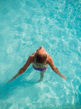 Bir kadının havuzda bikini Üstten Görünüm