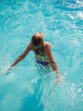 Bir kadının havuzda bikini Üstten Görünüm
