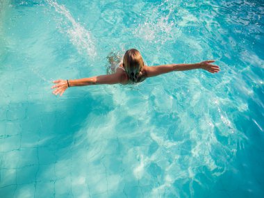 Bir kadının havuzda bikini Üstten Görünüm