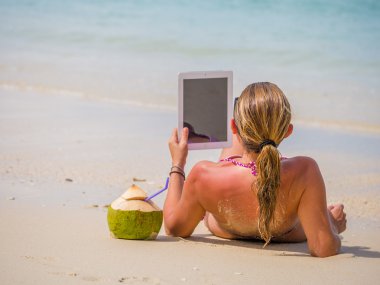 Tayland sahilde kadınla onun tablet kullanma