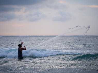 Balıkçı Bali Kuta beach üzerinde 