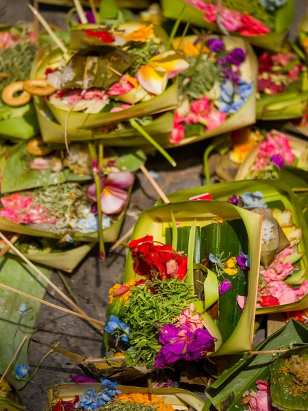 Traditional balinese offerings to gods in Bali — Stock Photo, Image