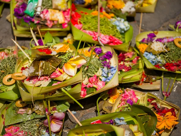 Traditional balinese offerings to gods in Bali — Stock Photo, Image