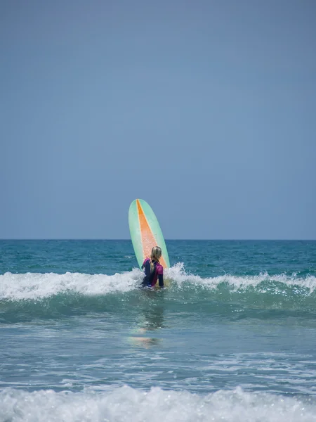 Hermosa joven surfeando en Kuta — Foto de Stock