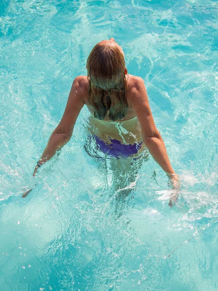 Bovenaanzicht van een vrouw in bikini bij het zwembad — Stockfoto