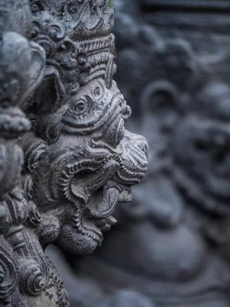 Gardian standbeeld bij de ingang van de tempel van Bali — Stockfoto