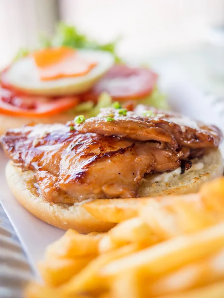 Burger ayam lezat dengan kentang goreng — Stok Foto