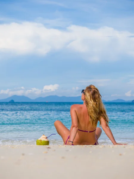 Woman on the beach with coconut drink — Stock Photo, Image