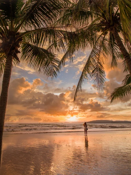 พระอาทิตย์ตกบนชายหาดอ่าวนาง — ภาพถ่ายสต็อก