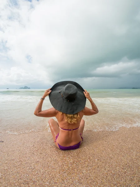 Mulher bonita deitada na praia — Fotografia de Stock