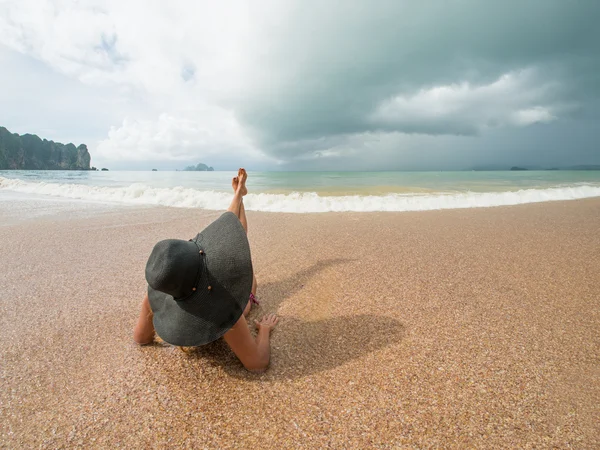 Vacker kvinna ligga på stranden — Stockfoto