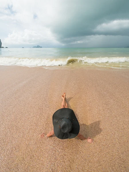 Bella donna sdraiata sulla spiaggia — Foto Stock