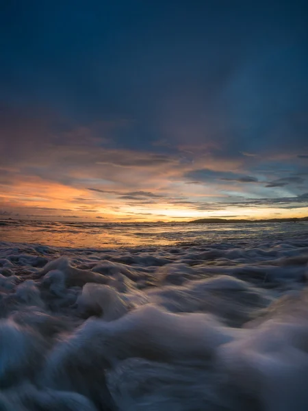 Sand und Strand mit Sonnenuntergang — Stockfoto