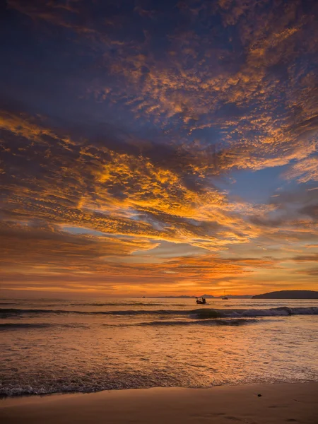 Закат на пляже Ао Нанг — стоковое фото